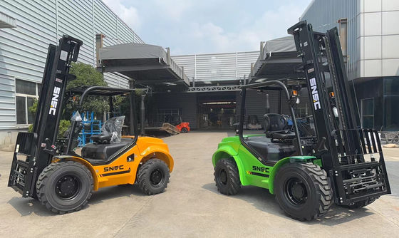 3000kg-5000kg รถยก 4wd ถนนที่ไม่เรียบ